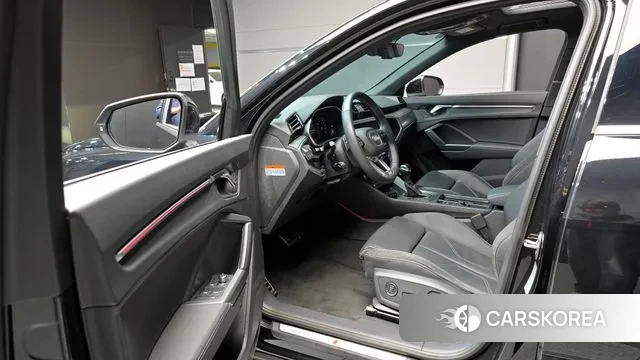 Audi Q3 (F3) 2023 Черный из Кореи, фото 2