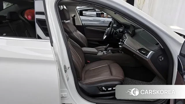 BMW 5 Series (G30) 2022 Белый из Кореи, фото 2