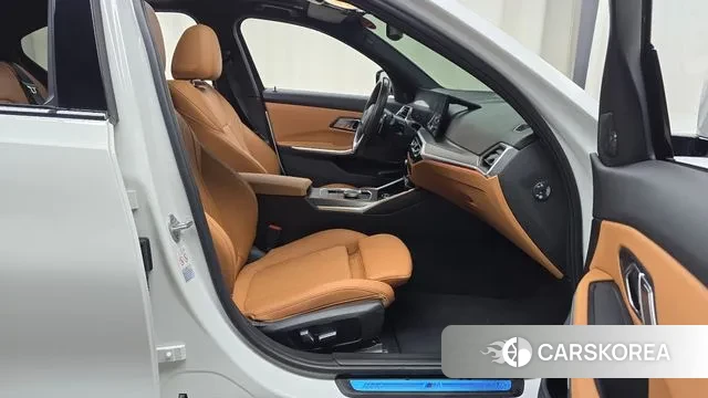 BMW 3 Series (G20) 2023 Белый из Кореи, фото 2