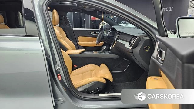 Volvo V60 Cross-Country 2nd Generation 2020 Серый из Кореи, фото 2