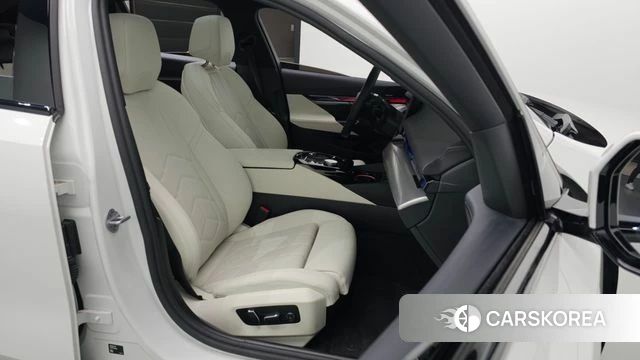 BMW 5 Series (G60) 2025 Белый из Кореи, фото 2