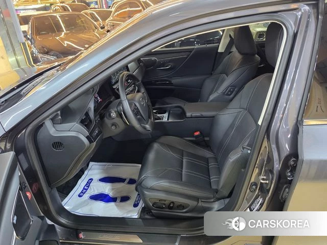 Lexus ES300h 7th generation 2025 Серый из Кореи, фото 2