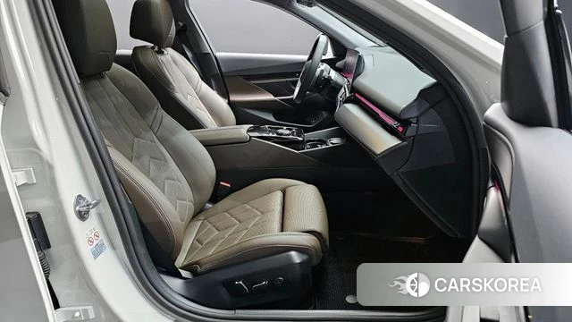 BMW 5 Series (G60) 2024 Белый из Кореи, фото 2