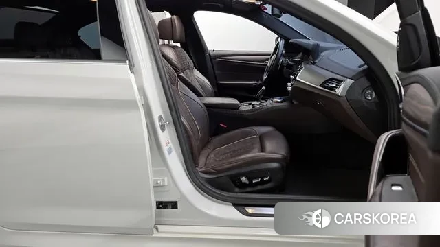 BMW 5 Series (G30) 2019 Белый из Кореи, фото 2