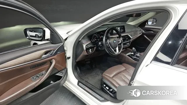 BMW 5 Series (G30) 2018 Белый из Кореи, фото 2