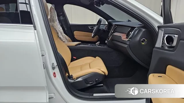 Volvo XC60 second Generation 2023 Белый из Кореи, фото 2