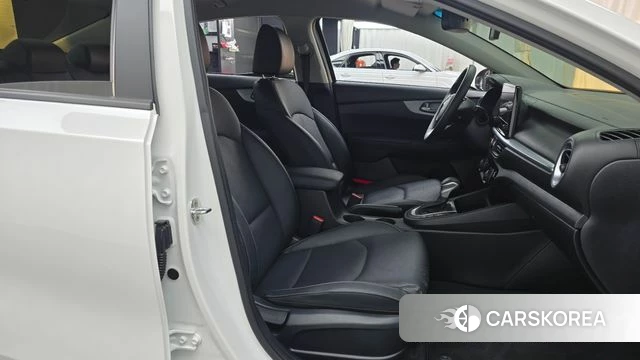 Kia The New K3 2nd generation 2021 Белый из Кореи, фото 2