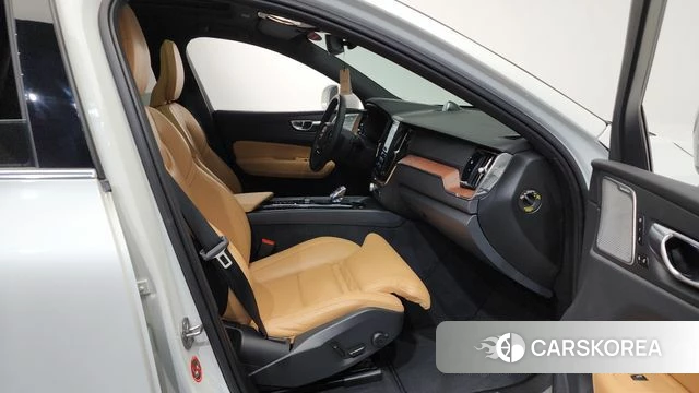 Volvo XC60 second Generation 2024 Белый из Кореи, фото 2