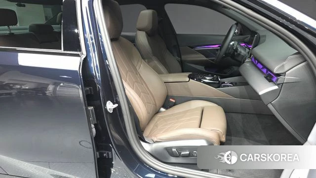 BMW 5 Series (G60) 2025 Черный из Кореи, фото 2