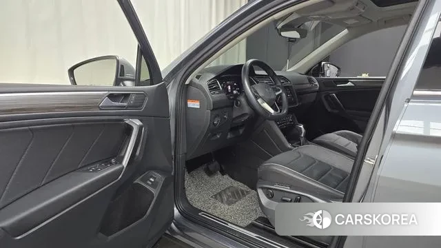 Volkswagen Tiguan Allspace 2023 Серый из Кореи, фото 2