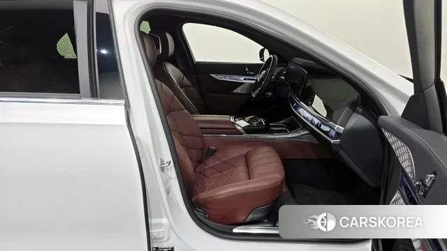 BMW i7 (G70) 2023 Белый из Кореи, фото 2