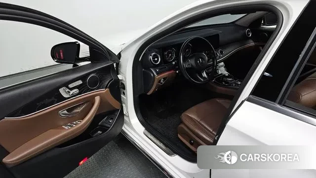 Mercedes-Benz E-Class W213 2018 Белый из Кореи, фото 2