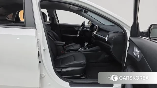 Kia The New K3 2nd generation 2022 Белый из Кореи, фото 2