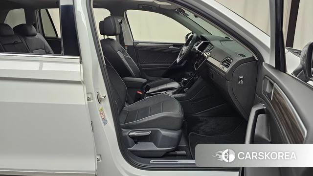 Volkswagen Tiguan Allspace 2023 Белый из Кореи, фото 2