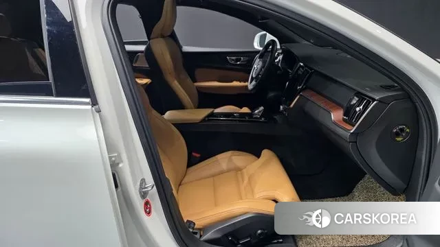 Volvo S60 3rd generation 2023 Белый из Кореи, фото 2