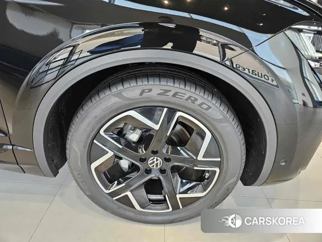 Volkswagen Touareg 3rd generation 2024 Черный из Кореи, фото 2