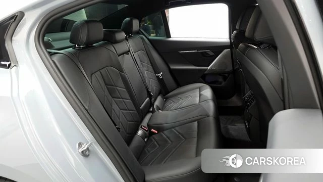 BMW 5 Series (G60) 2025 Серый из Кореи, фото 2