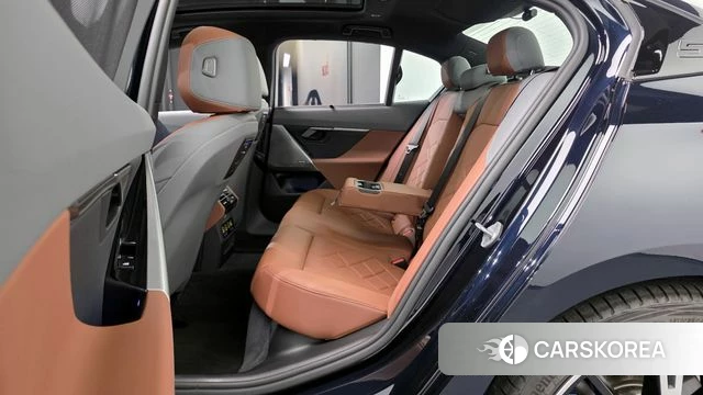 BMW 5 Series (G60) 2025 Черный из Кореи, фото 2
