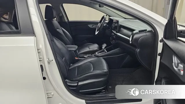 Kia The New K3 2nd generation 2022 Белый из Кореи, фото 2