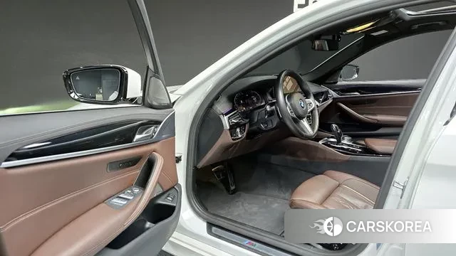 BMW 5 Series (G30) 2022 Белый из Кореи, фото 2