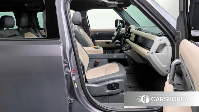 Land Rover Defender (L663) 2023 Серебристо-серый из Кореи, фото 2