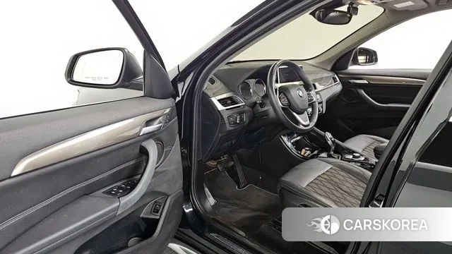 BMW X1 (F48) 2021 Черный из Кореи, фото 2