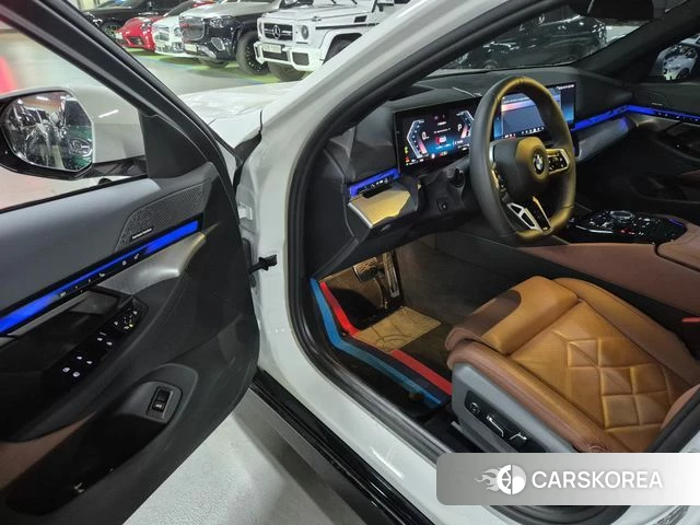 BMW 5 Series (G60) 2025 Белый из Кореи, фото 2