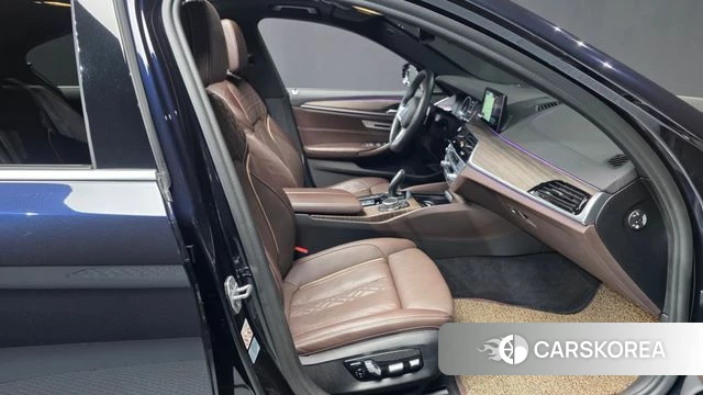 BMW 5 Series (G30) 2019 Черный из Кореи, фото 2