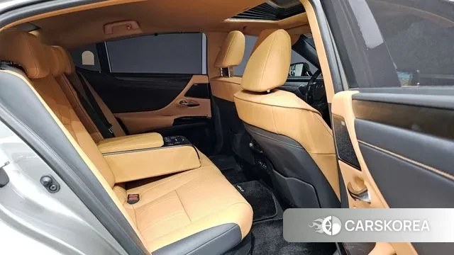 Lexus ES300h 7th generation 2024 Серый из Кореи, фото 2