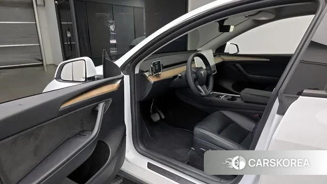 Tesla Model Y 2023 Белый из Кореи, фото 2