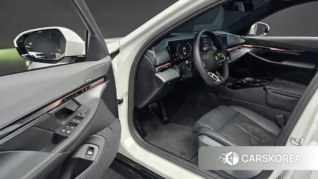 BMW 5 Series (G60) 2025 Белый из Кореи, фото 2