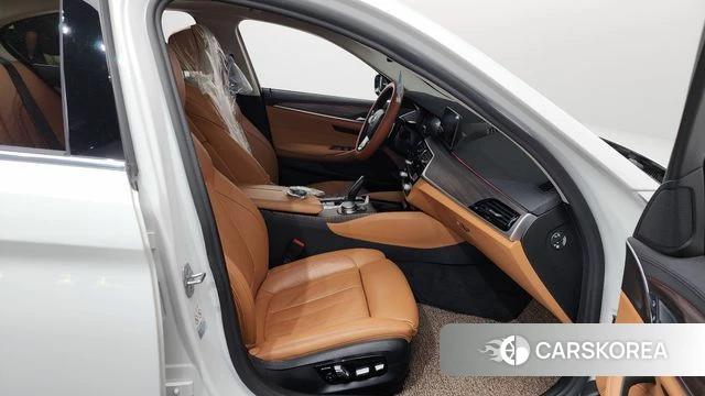 BMW 5 Series (G30) 2020 Белый из Кореи, фото 2