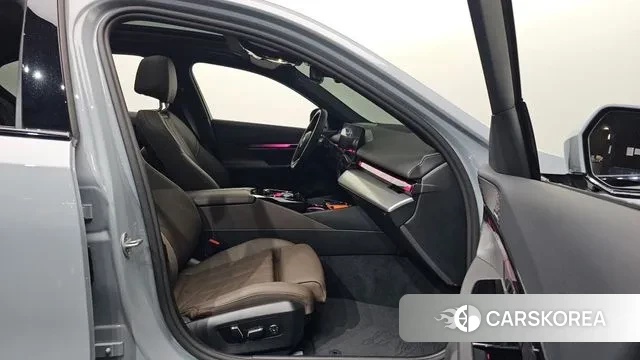 BMW 5 Series (G60) 2025 Светло-серебряный цвет из Кореи, фото 2