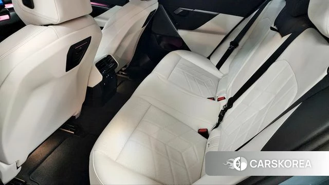 BMW 5 Series (G60) 2025 Темно-зеленый из Кореи, фото 2