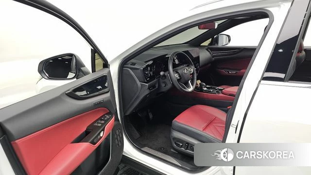 Lexus NX350h Second generation 2024 Белый из Кореи, фото 2