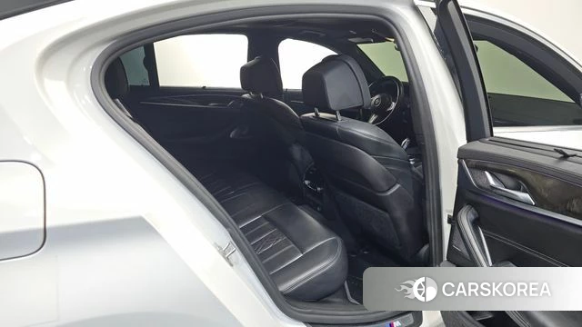 BMW 5 Series (G30) 2018 Белый из Кореи, фото 2