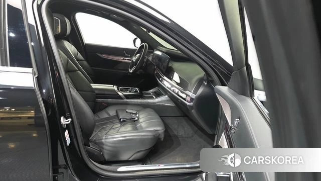 BMW 7 Series (G70) 2024 Черный из Кореи, фото 2