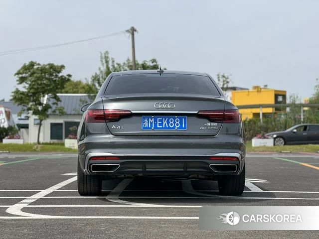 Audi A4L 2021 Темно-серый из Китая, фото 2