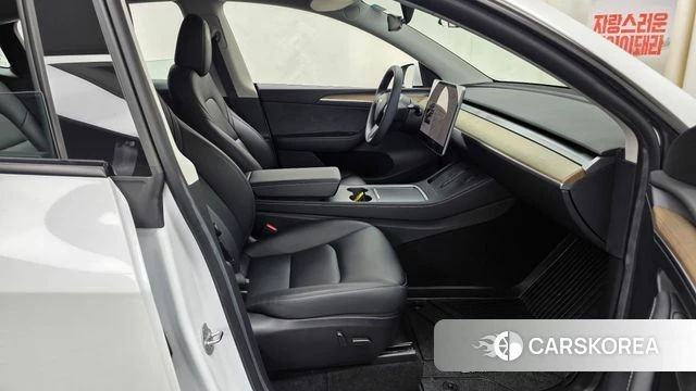 Tesla Model Y 2023 Белый из Кореи, фото 2