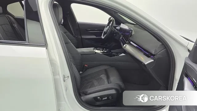 BMW 5 Series (G60) 2024 Белый из Кореи, фото 2