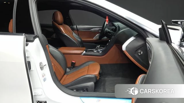 BMW 8 Series (G15) 2022 Белый из Кореи, фото 2