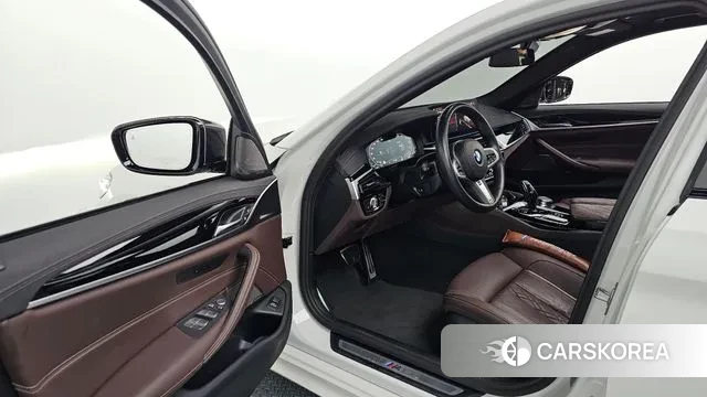 BMW 5 Series (G30) 2023 Белый из Кореи, фото 2