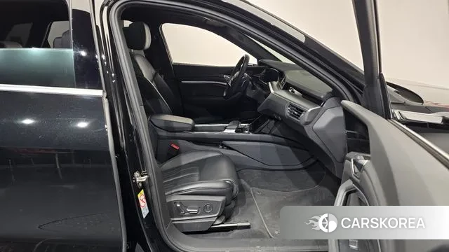 Audi e-Tron 2021 Черный из Кореи, фото 2