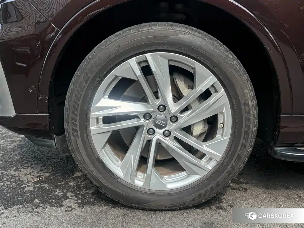 Audi Q7 2021 Champagne/brown из Китая, фото 2