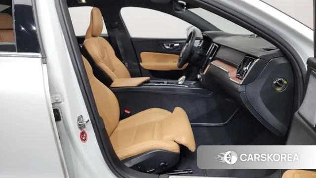 Volvo S60 3rd generation 2021 Белый из Кореи, фото 2