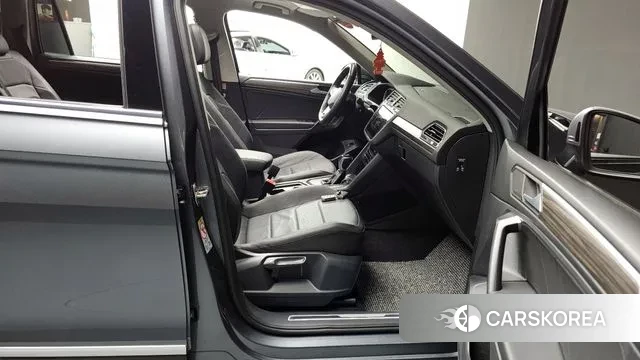 Volkswagen Tiguan Allspace 2023 Серый из Кореи, фото 2