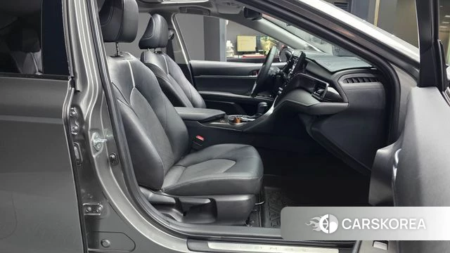 Toyota Camry (XV70) 2024 Серый из Кореи, фото 2