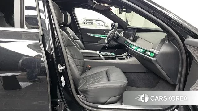 BMW 7 Series (G70) 2023 Черный из Кореи, фото 2