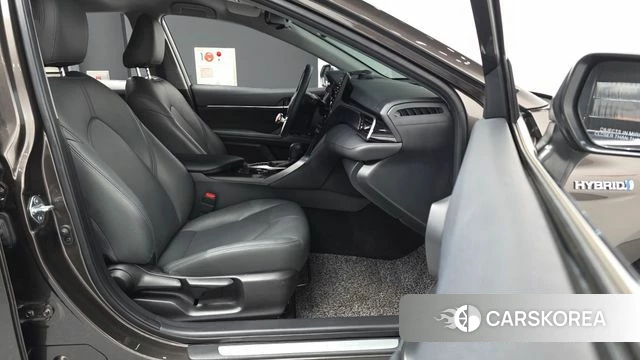 Toyota Camry (XV70) 2022 Коричневый из Кореи, фото 2