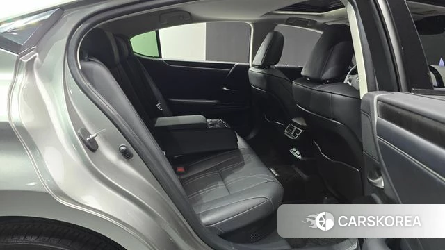 Lexus ES300h 7th generation 2024 Серебристо-серый из Кореи, фото 2